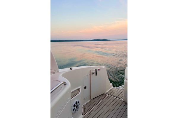 Lake Lovers 31ft Sea Ray Yacht For Sale