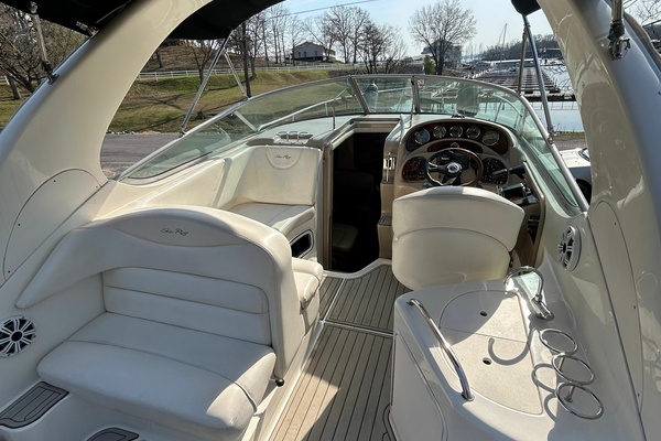 Lake Lovers 31ft Sea Ray Yacht For Sale