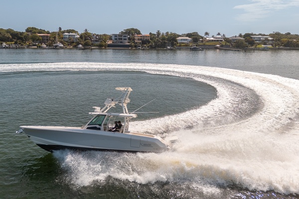 Boston Whaler 380 Outrage - Worth the Tiempo