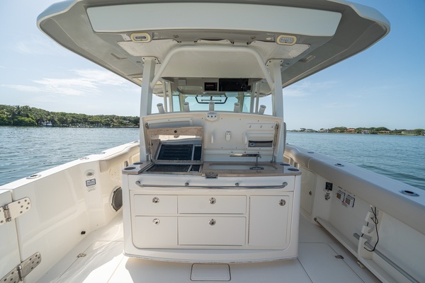Boston Whaler 380 Outrage - Worth the Tiempo