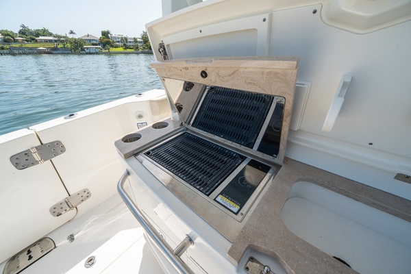 Boston Whaler 380 Outrage - Worth the Tiempo