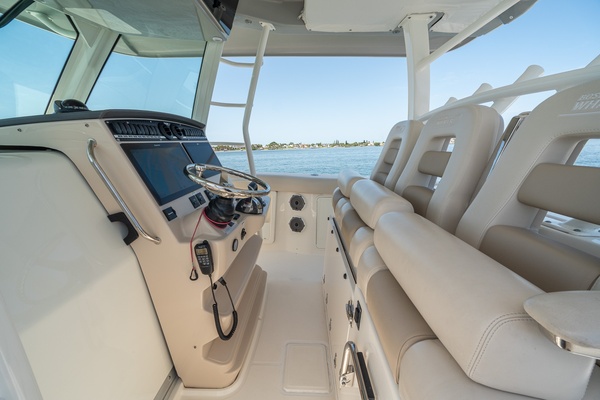 Boston Whaler 380 Outrage - Worth the Tiempo