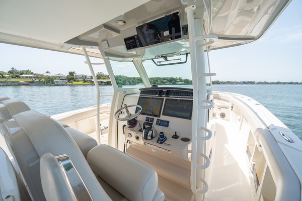 Boston Whaler 380 Outrage - Worth the Tiempo