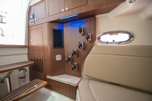 2021 Boston Whaler 38