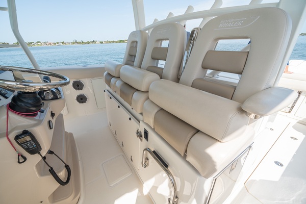 Boston Whaler 380 Outrage - Worth the Tiempo