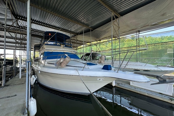 Photo of the 1991 Sea Ray 380 Aft Cabin