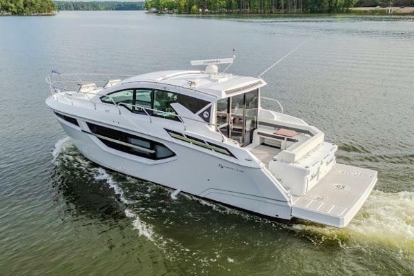 2023 Cruisers Yachts 43
