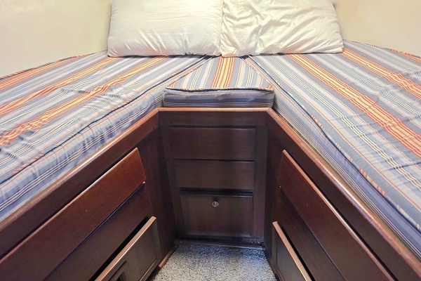 SLOW M OCEAN 36ft Hatteras Yacht For Sale