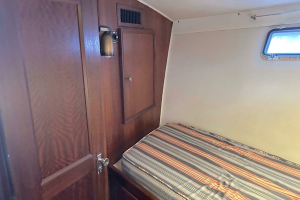 SLOW M OCEAN 36ft Hatteras Yacht For Sale