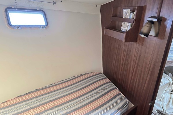 SLOW M OCEAN 36ft Hatteras Yacht For Sale