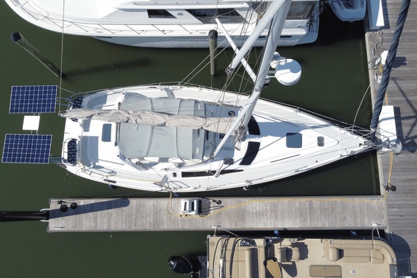 Paws  amp  Chill 42ft Hunter Yacht For Sale