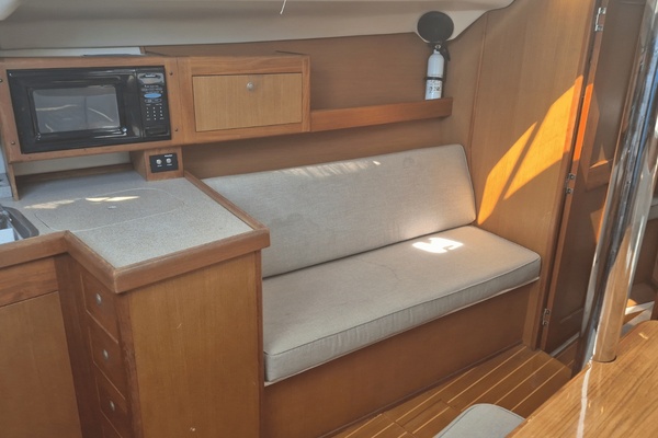 Paws  amp  Chill 42ft Hunter Yacht For Sale