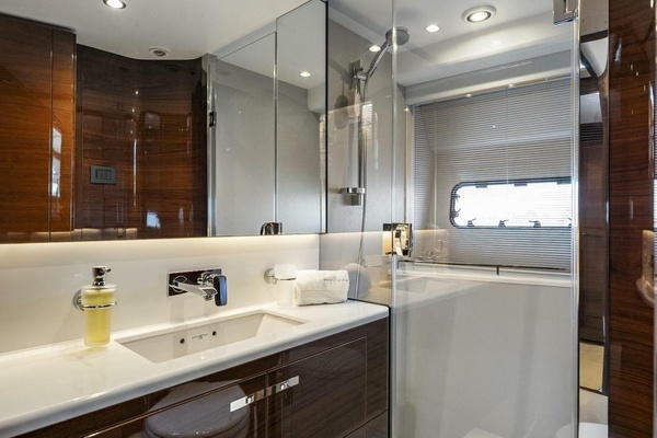 2018 Princess 75