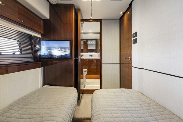 2018 Princess 75