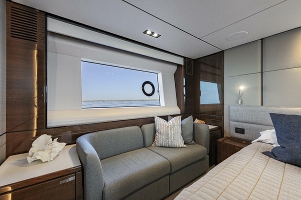 2018 Princess 75