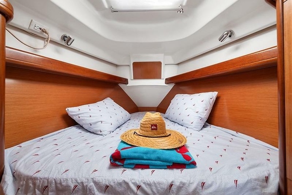 Low Flight 35ft Beneteau Yacht For Sale