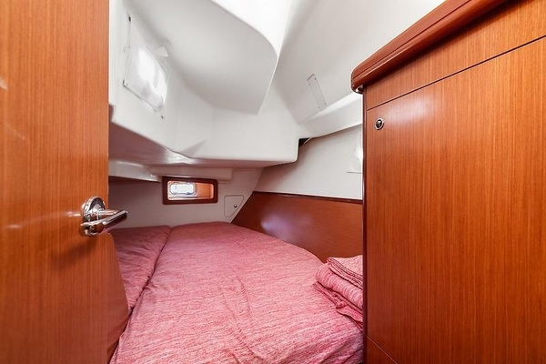 Low Flight 35ft Beneteau Yacht For Sale