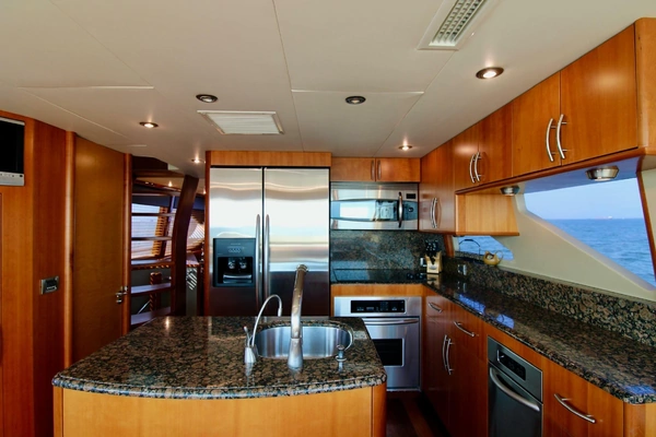 2007 Lazzara Yachts 74