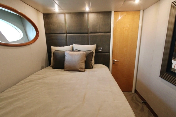 2007 Lazzara Yachts 74