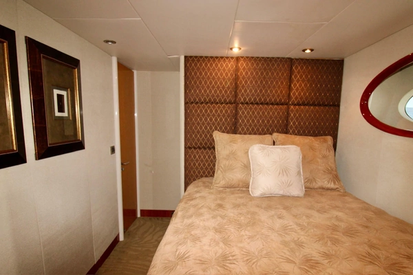 2007 Lazzara Yachts 74
