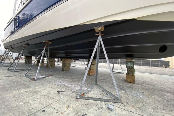 2006 Cruisers Yachts 52