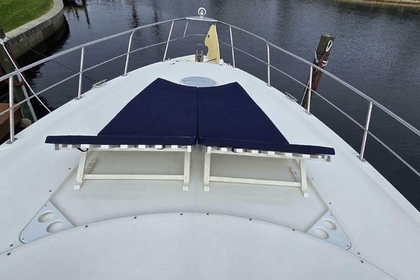 2006 Cruisers Yachts 52