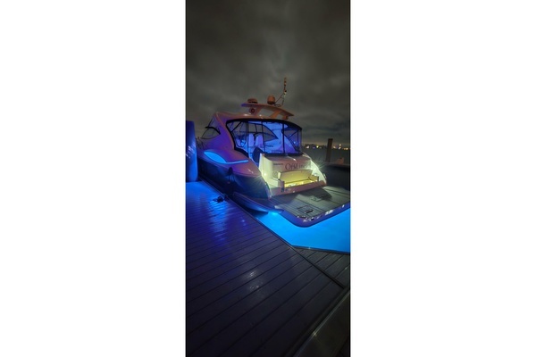2006 Cruisers Yachts 52