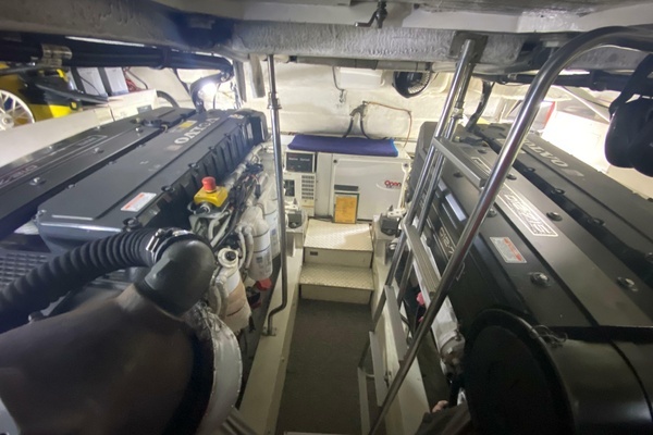 2006 Cruisers Yachts 52