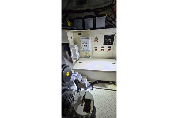 2006 Cruisers Yachts 52