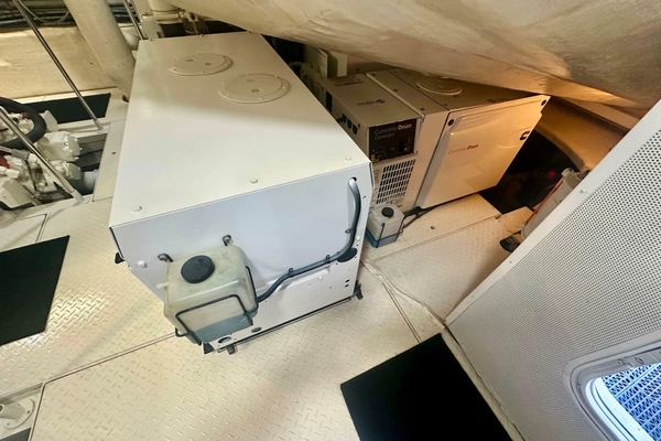 2006 Lazzara Yachts 68
