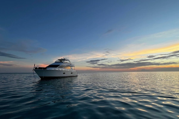 2006 Lazzara Yachts 68