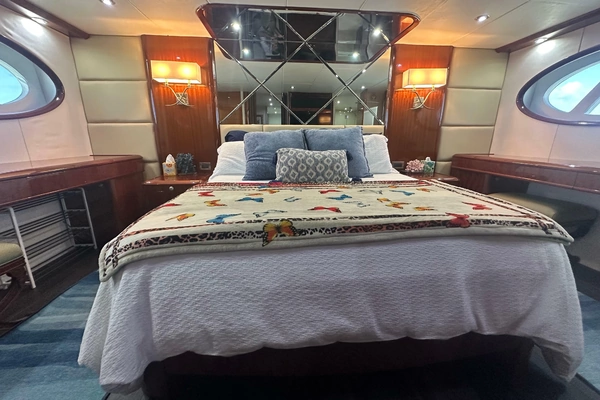 2006 Lazzara Yachts 68
