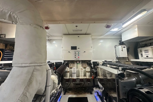 2006 Lazzara Yachts 68