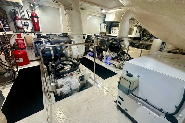 2006 Lazzara Yachts 68
