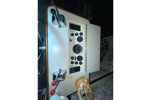 37ft Carver Yacht For Sale