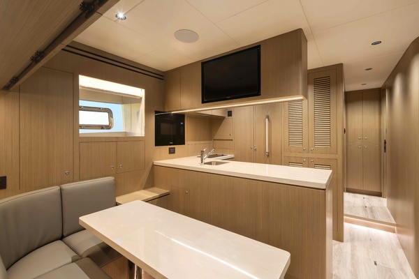 FD110 007 110ft Horizon Yacht For Sale