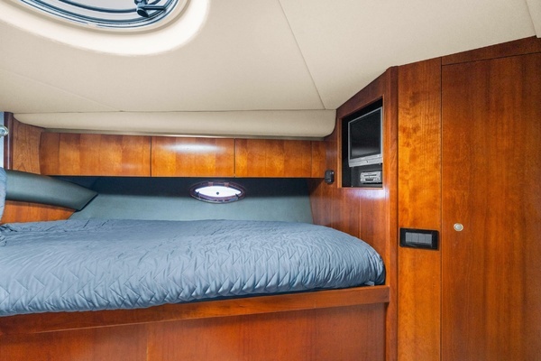 2005 Cruisers Yachts 52