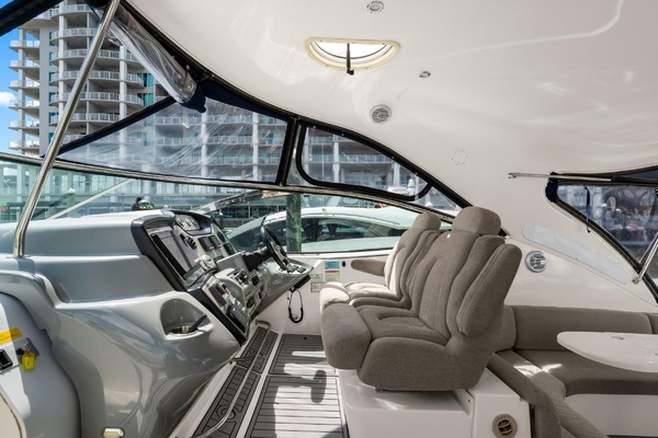 2005 Cruisers Yachts 52