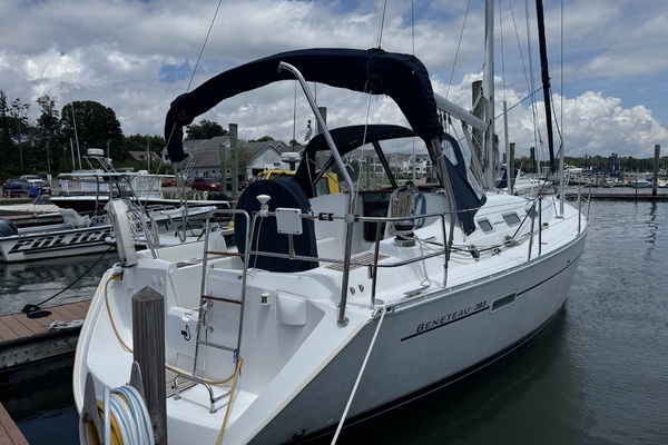 Photo of the 2003 Beneteau 393 "Sea Escape"