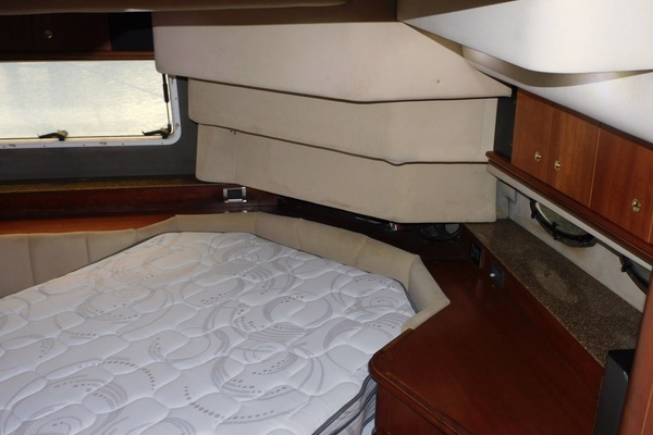 2001 Cruisers Yachts 44
