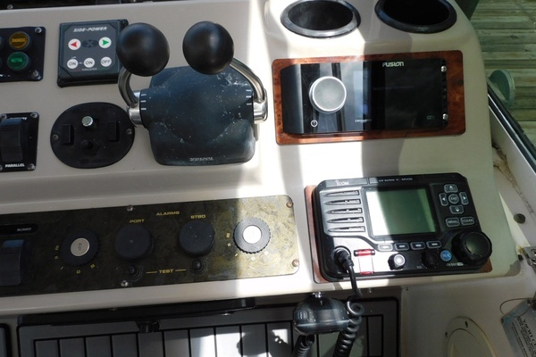 2001 Cruisers Yachts 44