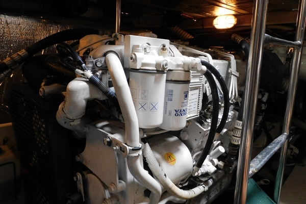 2001 Cruisers Yachts 44