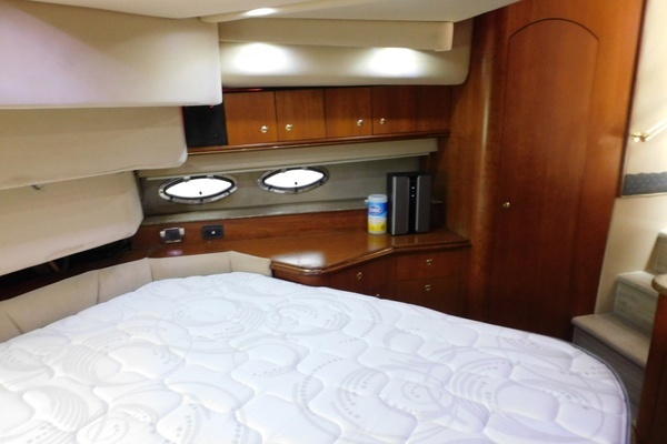 2001 Cruisers Yachts 44