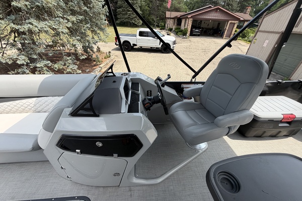 24ft Manitou Yacht For Sale