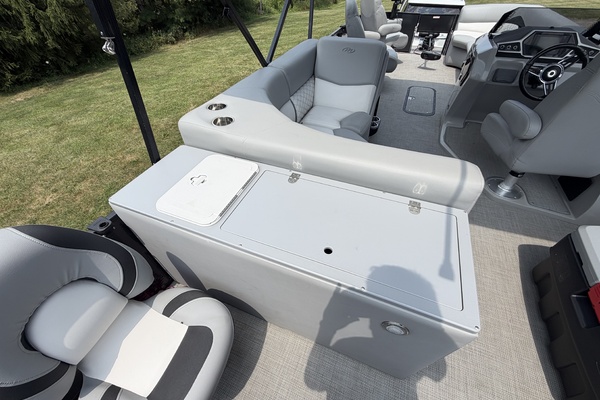 24ft Manitou Yacht For Sale