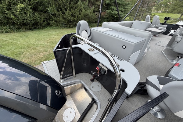 24ft Manitou Yacht For Sale