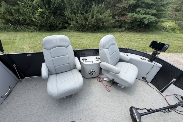 24ft Manitou Yacht For Sale