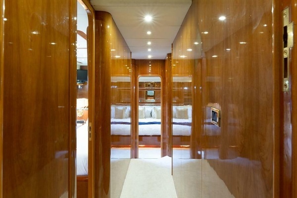 2000 Azimut 85