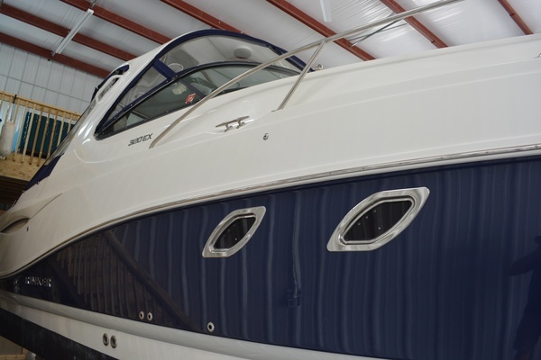 Photo of the 2018 Rinker 320 EX