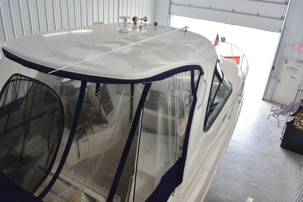 Photo of the 2018 Rinker 320 EX